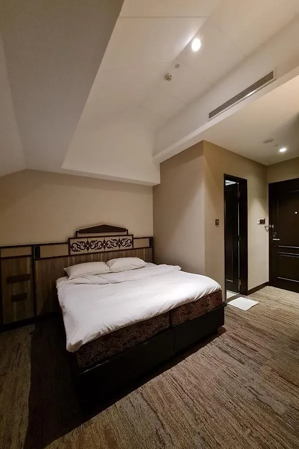 Lion Peak Hotel Hamilton location
